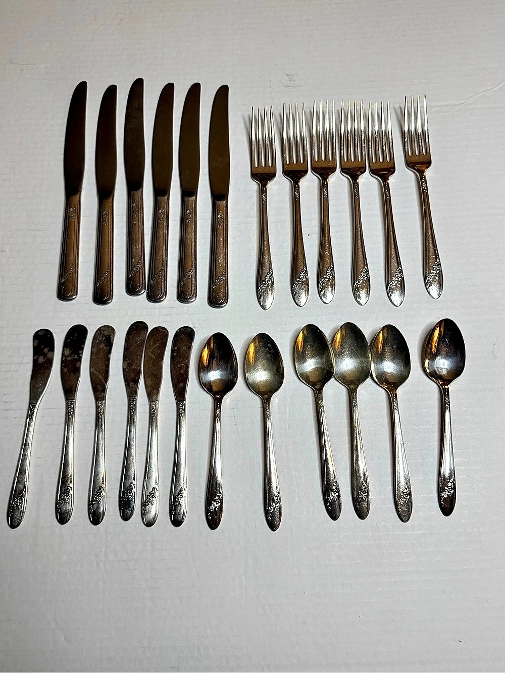 Vtg Oneida Tudor Plate Queen Bess II Silverplate Flatware Silverware Lot of 24
